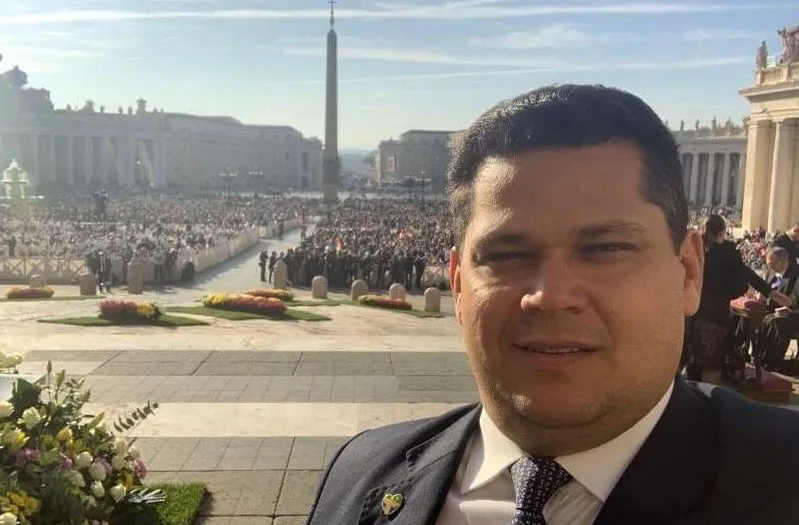 Alcolumbre liberou 62 diárias para assessores irem com ele a Nova York e Roma