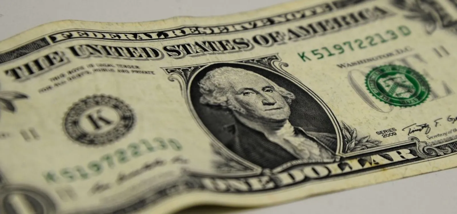 Dólar rompe barreira de R$ 4,30 e bate novo recorde