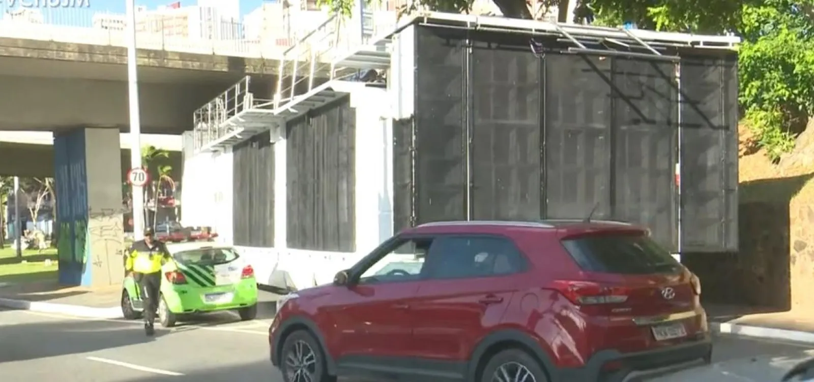 Trio elétrico fica preso embaixo de viaduto na Av. Centenário