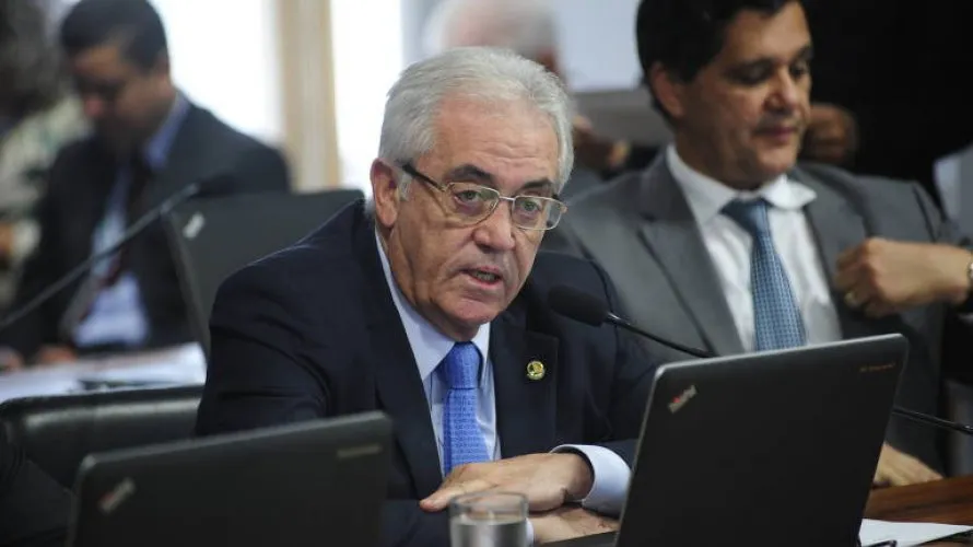 Senador com 20 anos de emergência hospitalar, Otto Alencar socorre colegas em plenário