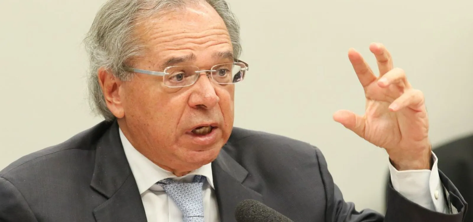 Crítico de servidores 'parasitas', Guedes ganha R$ 8,2 mil de auxílios para comer e morar
